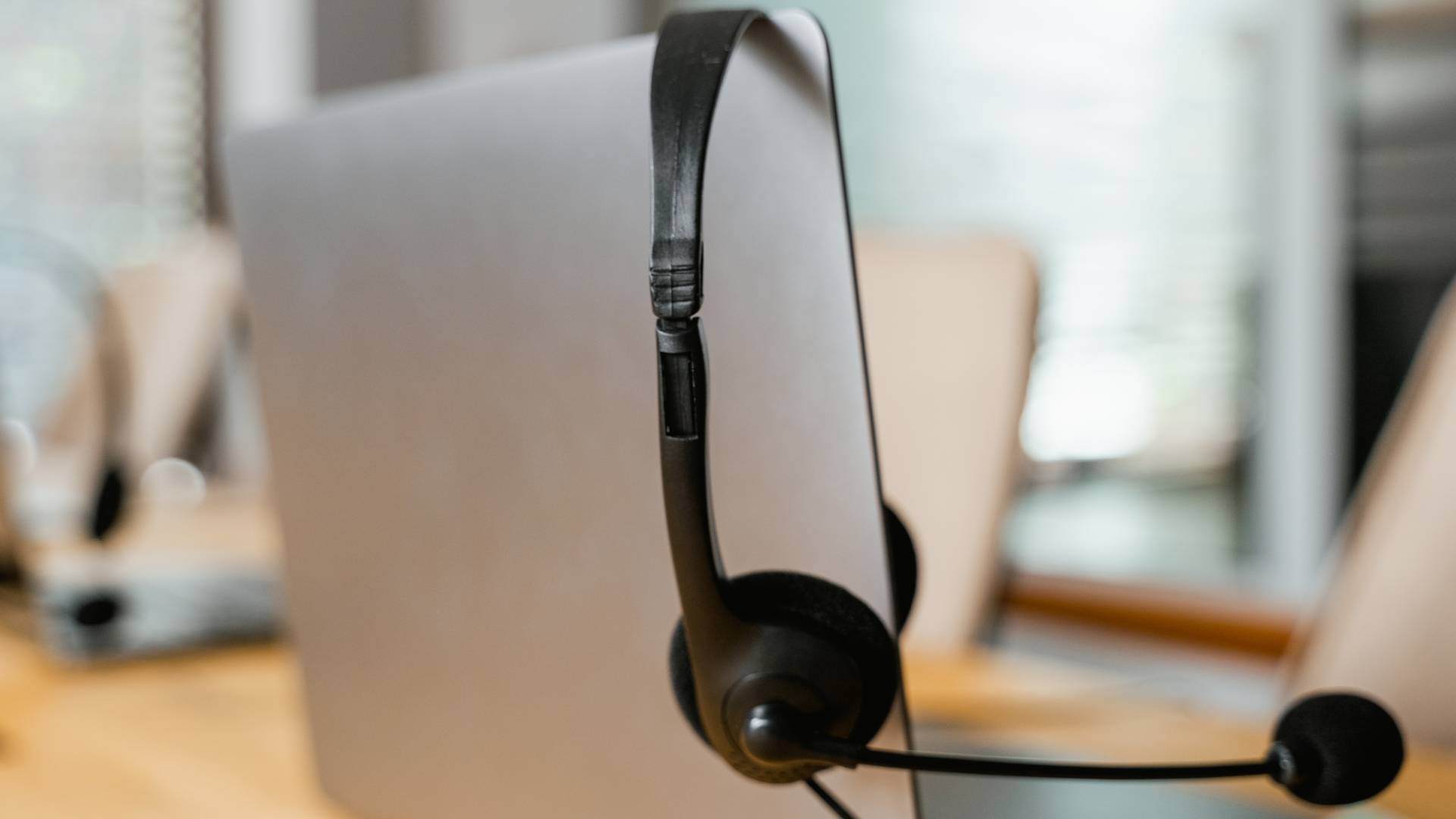 Ordinateur sur un bureau avec un casque