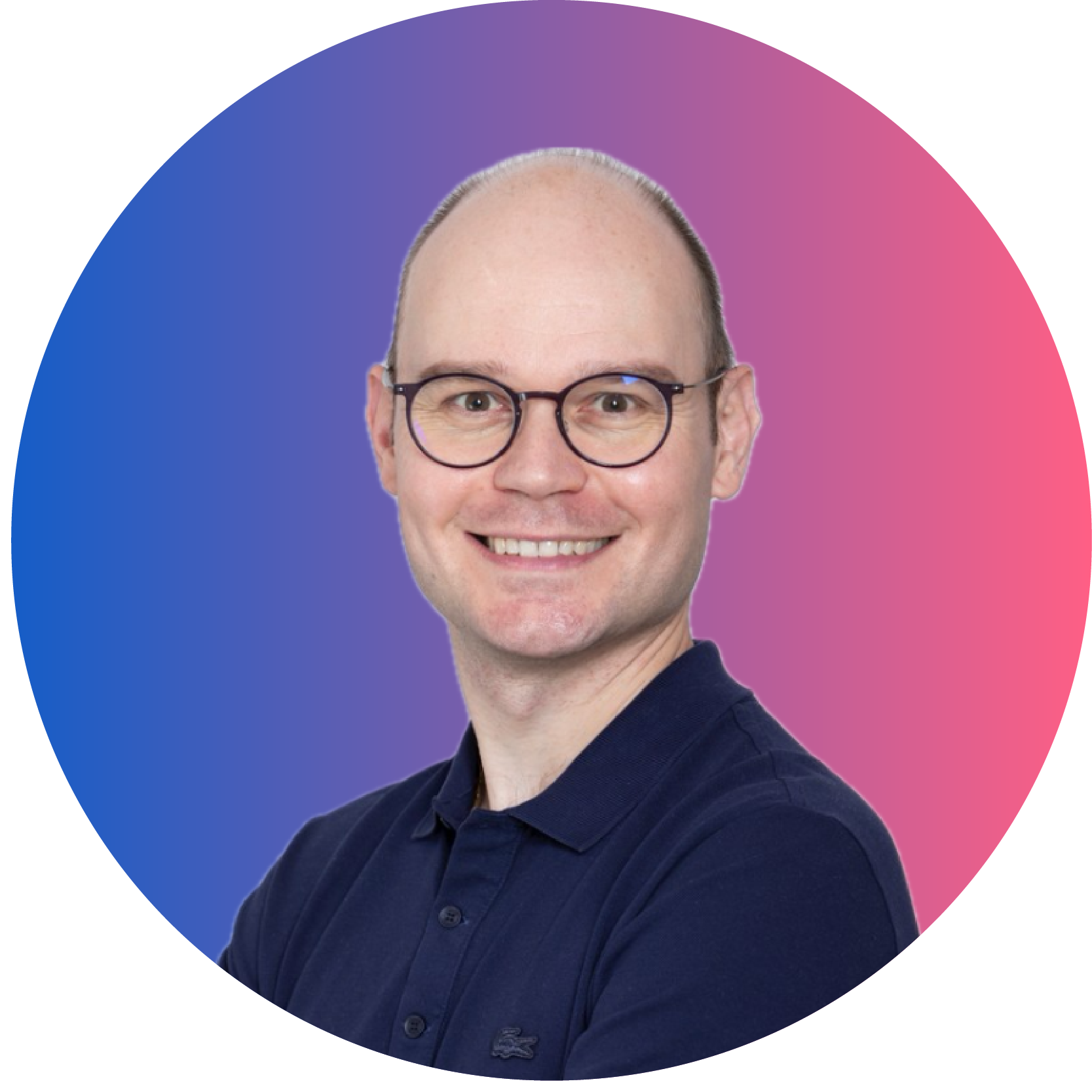 Photo de Mathieu Wisselmann sur fond de couleur dégradées rose et bleu